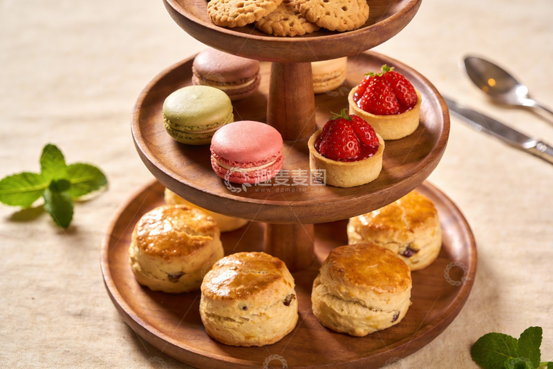 高清大图下载【趣麦麦图】三层木质点心架摆满精致甜品