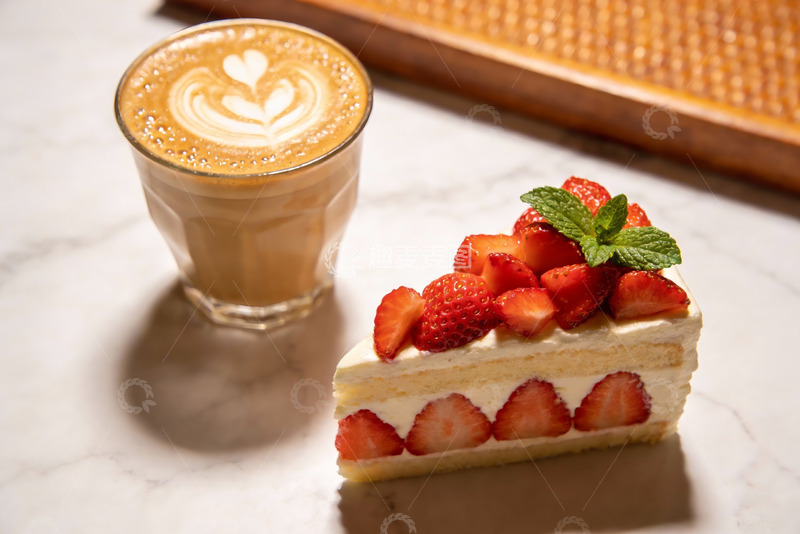 高清大图下载【趣麦麦图】咖啡与草莓蛋糕的美味组合