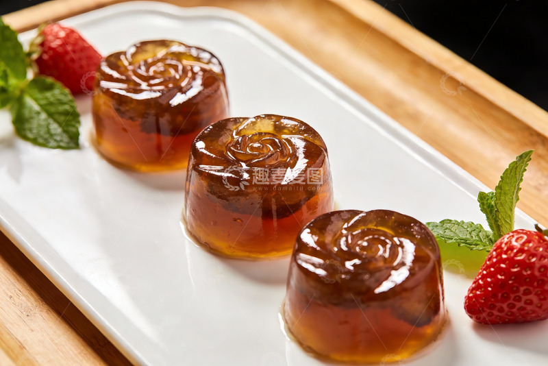 高清大图下载【趣麦麦图】三块玫瑰造型果冻搭配草莓