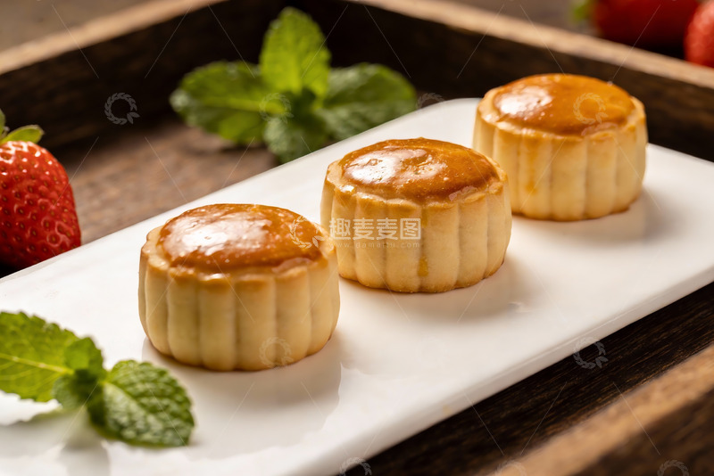 高清大图下载【趣麦麦图】三块月饼配草莓薄荷