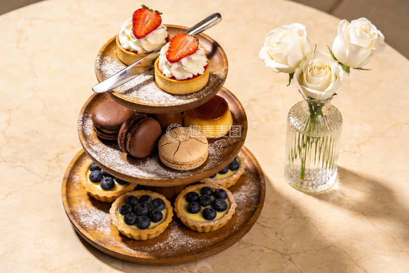 高清大图下载【趣麦麦图】三层甜点架配鲜花摆拍