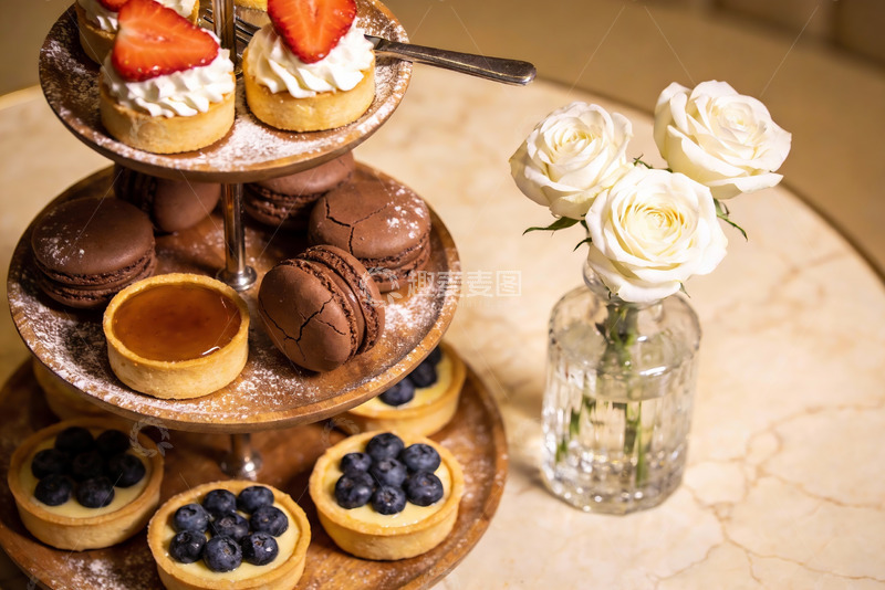 高清大图下载【趣麦麦图】三层甜点架配白玫瑰