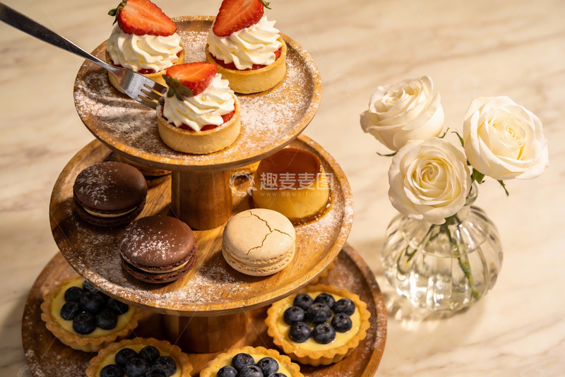 高清大图下载【趣麦麦图】三层甜点架配鲜花摆拍