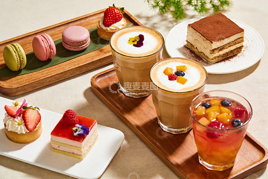 精致甜品与饮品摆盘