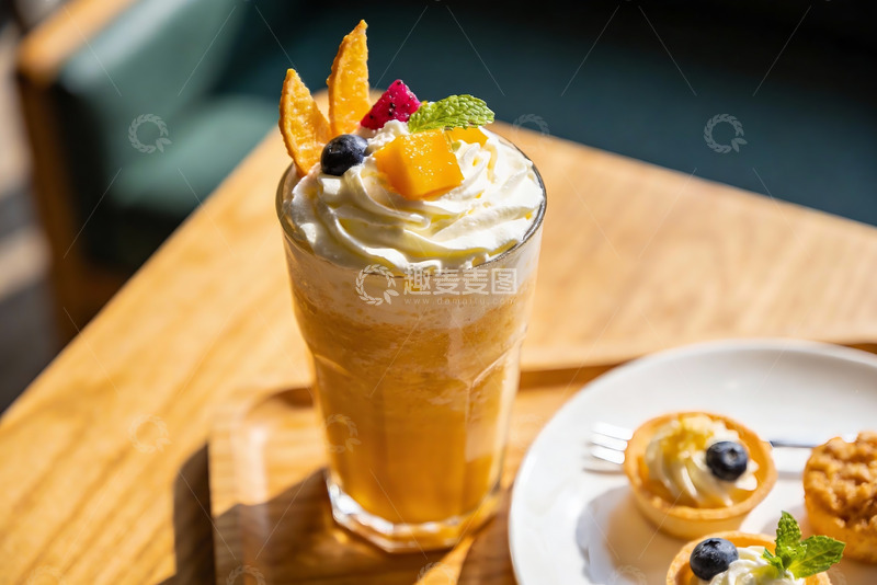 高清大图下载【趣麦麦图】阳光下的水果奶昔与甜点