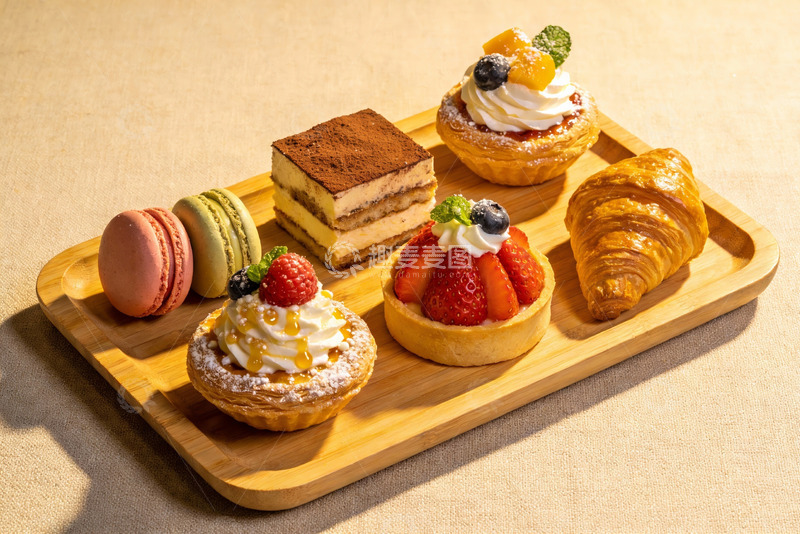高清大图下载【趣麦麦图】木质托盘上的精致甜点拼盘