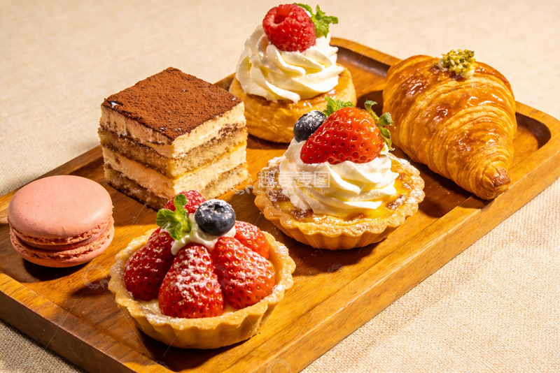 高清大图下载【趣麦麦图】木质托盘上的精致甜点拼盘