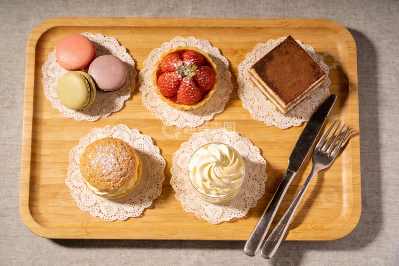 高清大图下载【趣麦麦图】木质托盘上的精致甜点拼盘