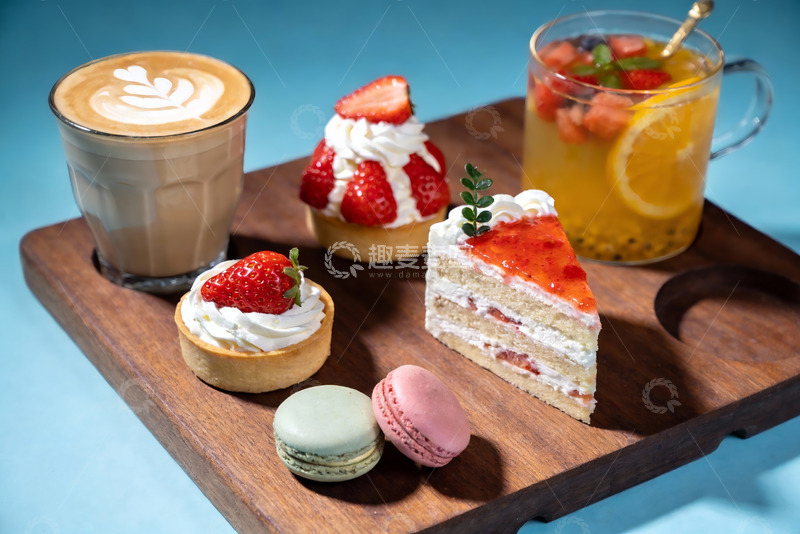 高清大图下载【趣麦麦图】木盘上的甜点与饮品