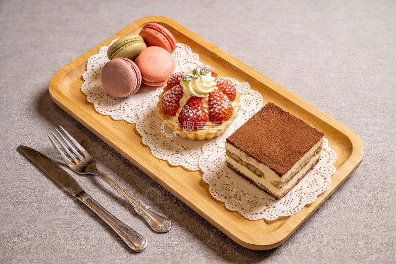 高清大图下载【趣麦麦图】木质托盘上的精致甜点