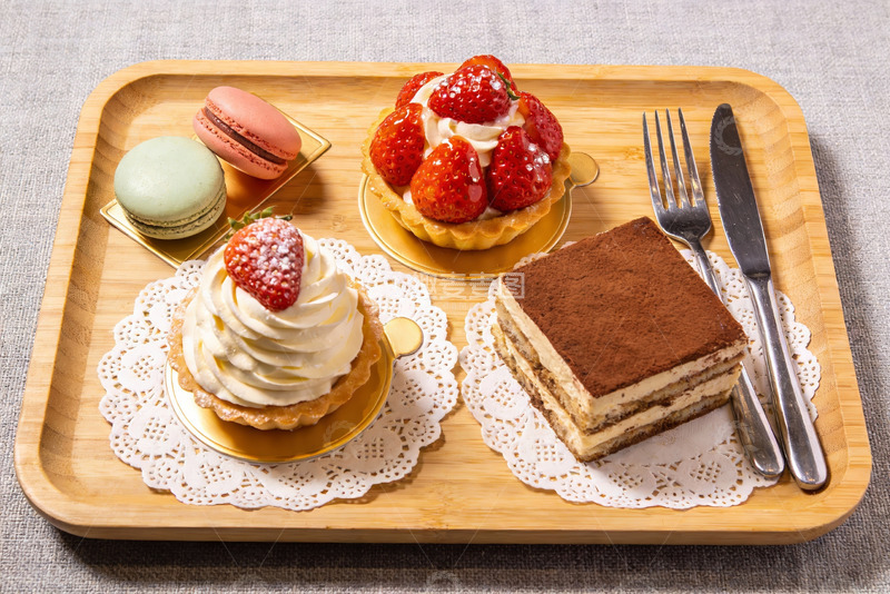 高清大图下载【趣麦麦图】木质托盘上的精致甜点拼盘