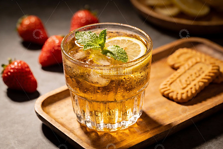 冰镇柠檬茶搭配草莓饼干
