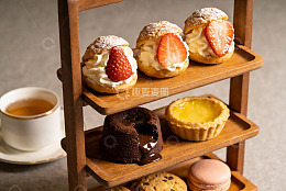 三层木质甜品架摆满精致糕点