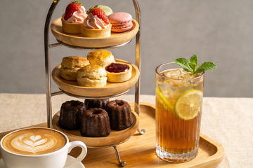 三层点心架配饮品下午茶