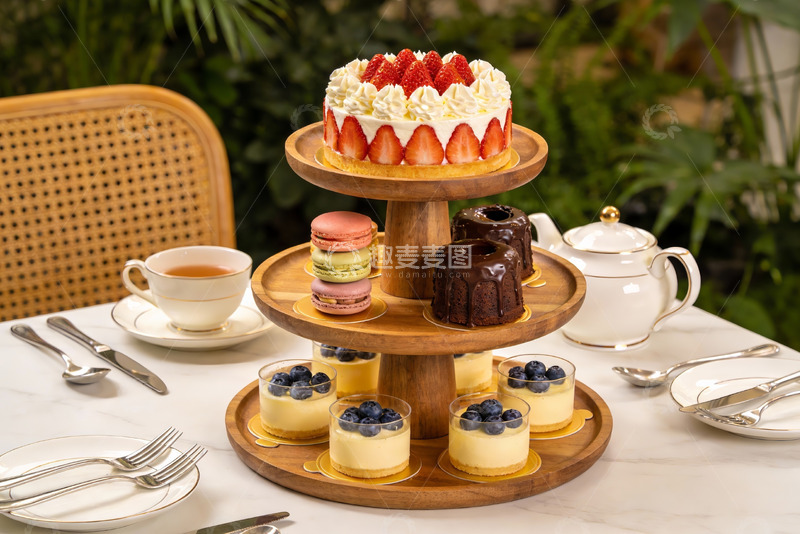 高清大图下载【趣麦麦图】三层甜品架摆满精致糕点