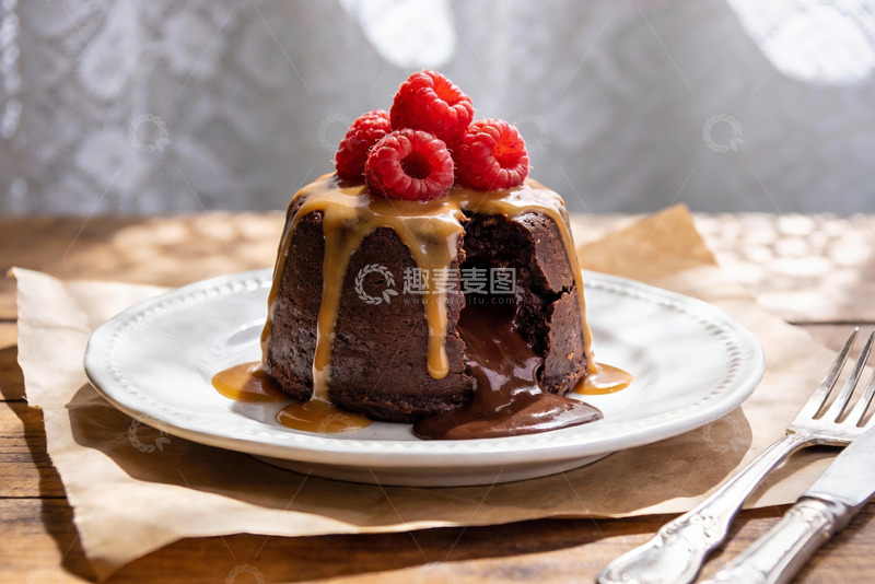 高清大图下载【趣麦麦图】巧克力熔岩蛋糕配覆盆子