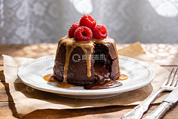 巧克力熔岩蛋糕配覆盆子