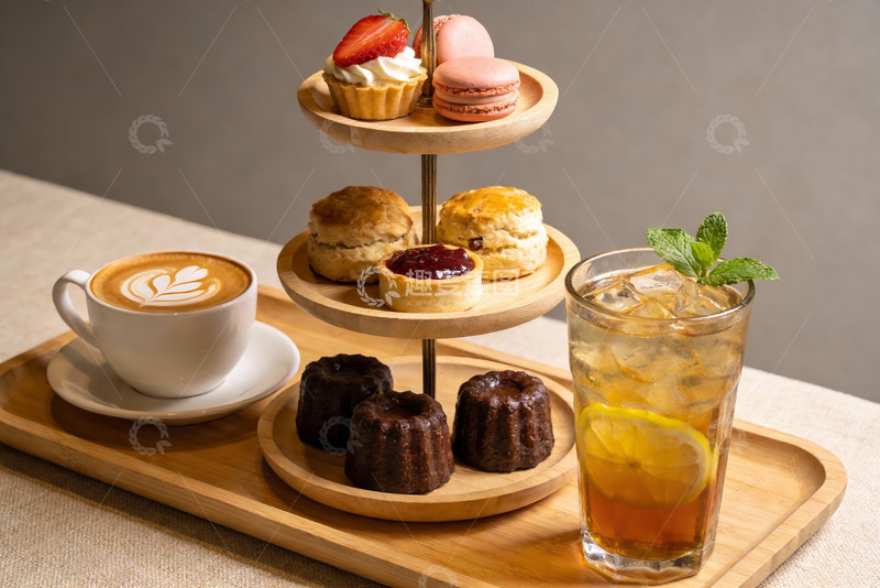 高清大图下载【趣麦麦图】三层点心架配咖啡与饮品