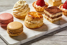 多种精致甜点摆盘展示