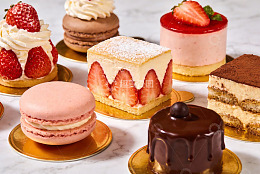 多种精致甜点摆盘展示