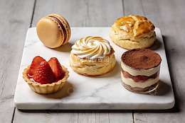 精致甜点拼盘摆放在大理石板上