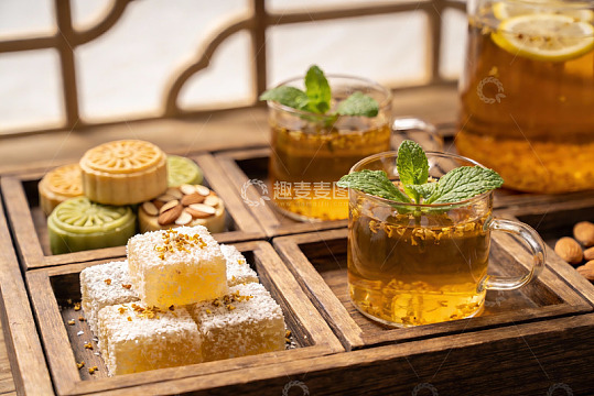 中式茶点与饮品摆盘