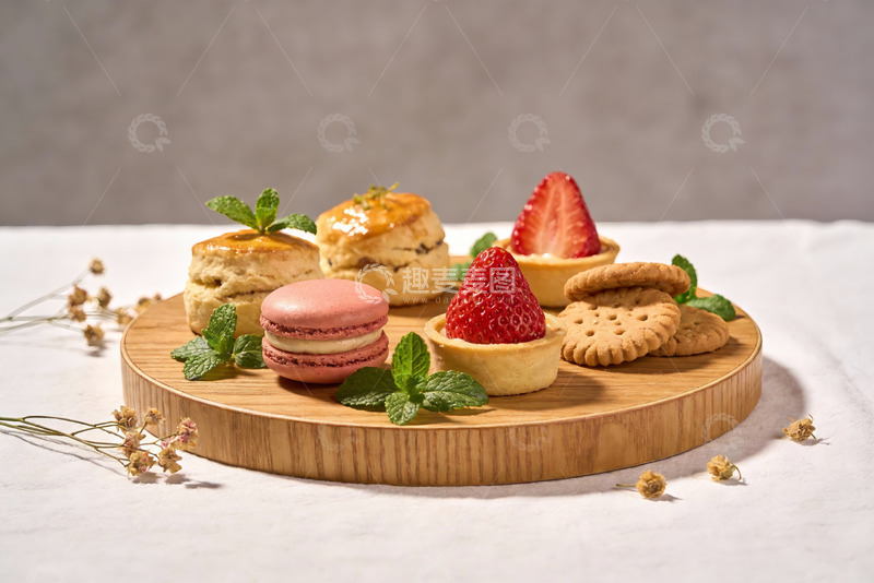 高清大图下载【趣麦麦图】木质盘上的精致甜点与草莓