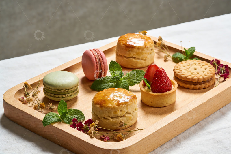 高清大图下载【趣麦麦图】木质托盘上的精致甜点