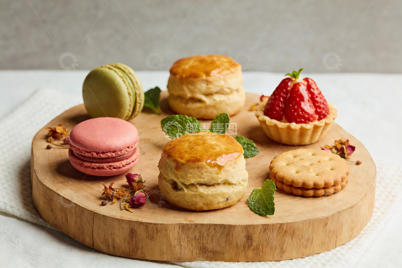 高清大图下载【趣麦麦图】木质盘上的精致甜点与饼干