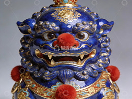 蓝色金边狮子雕像特写