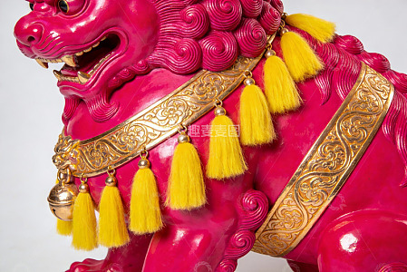 粉红狮子雕像细节特写