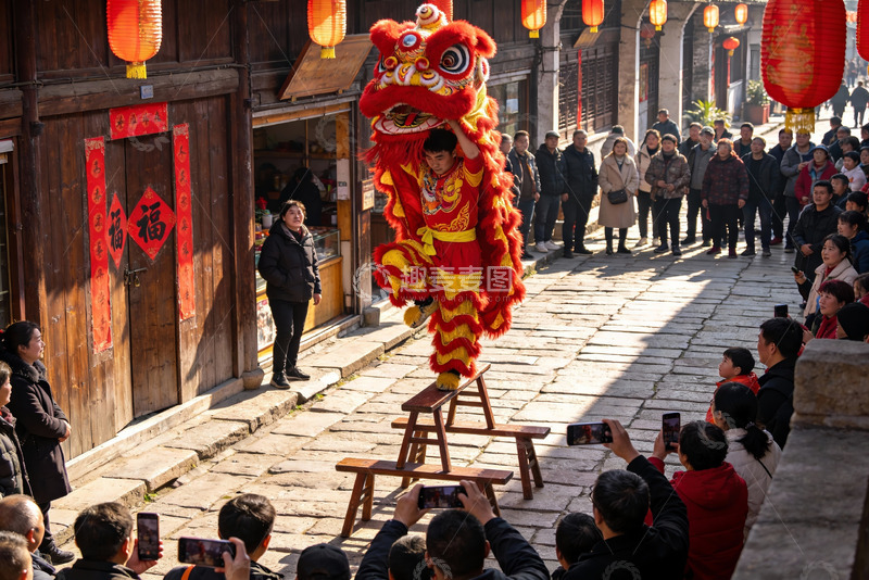 高清大图下载【趣麦麦图】街头舞狮表演热闹非凡