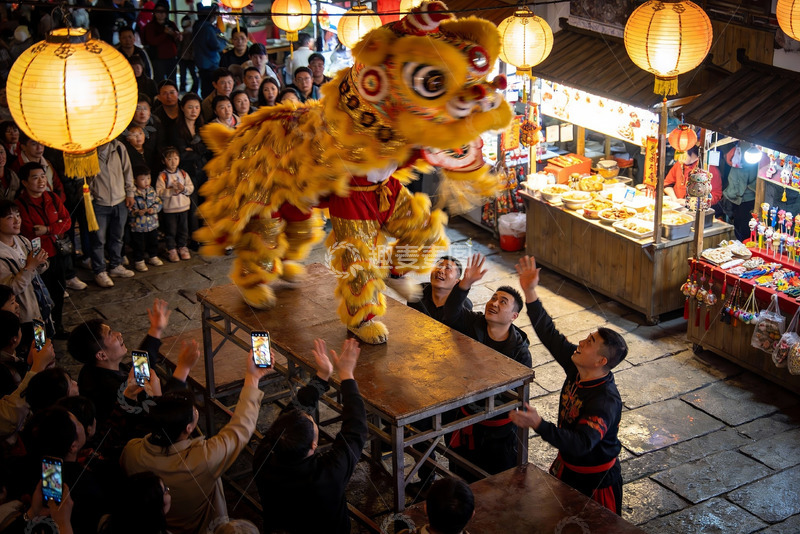 高清大图下载【趣麦麦图】街头舞狮表演热闹非凡