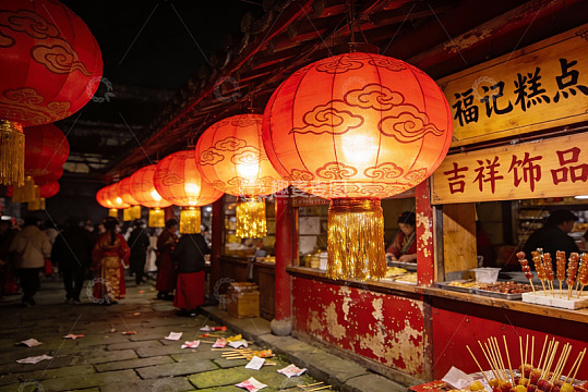 夜市灯笼高挂人群熙攘