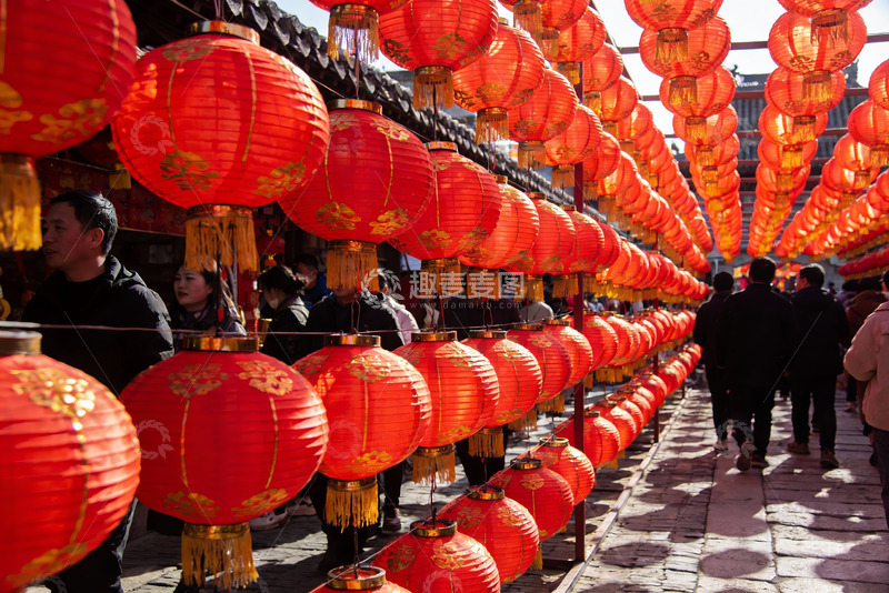 高清大图下载【趣麦麦图】红灯笼挂满街道游人如织