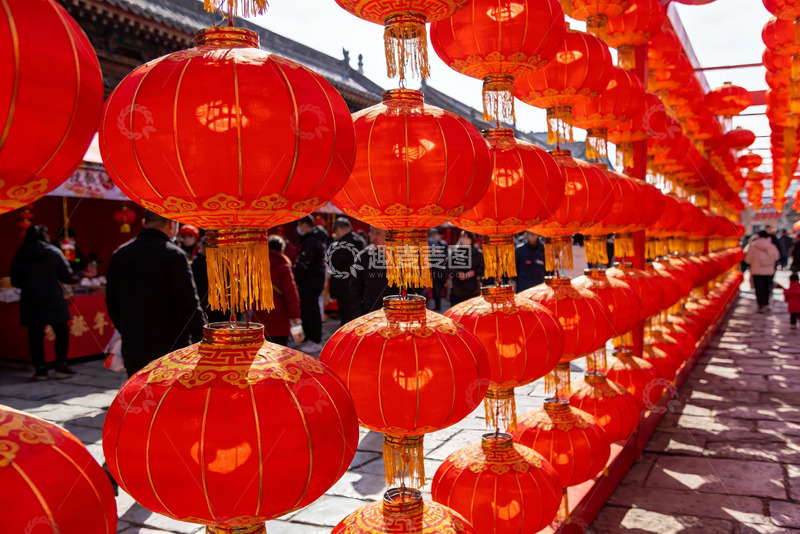高清大图下载【趣麦麦图】红灯笼挂满街道节日氛围浓厚