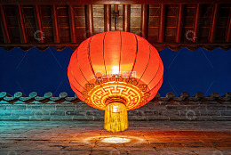 夜色中悬挂的红色灯笼