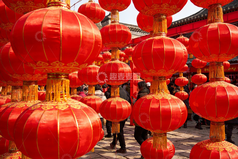 高清大图下载【趣麦麦图】红灯笼挂满街头人群熙攘