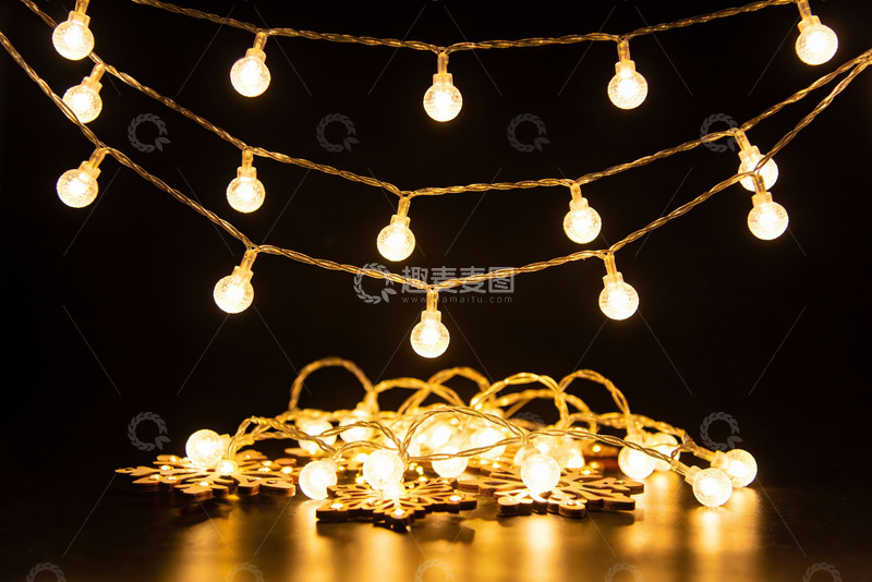 高清大图下载【趣麦麦图】暖黄色灯串与雪花装饰