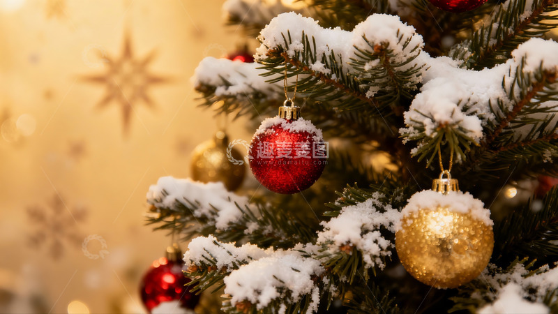 高清大图下载【趣麦麦图】雪覆圣诞树挂饰特写