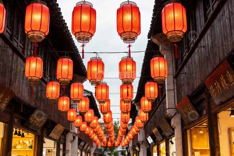 高清大图下载【趣麦麦图】古街红灯笼高挂节日氛围浓