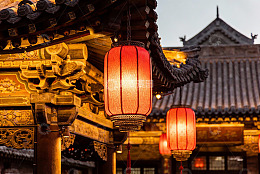 古建筑夜景红灯笼高挂