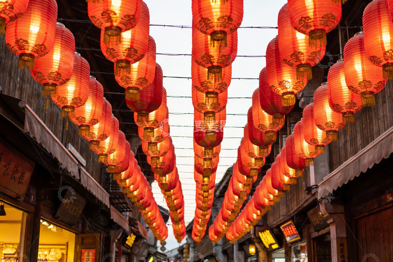 高清大图下载【趣麦麦图】古街红灯笼高挂节日氛围浓厚
