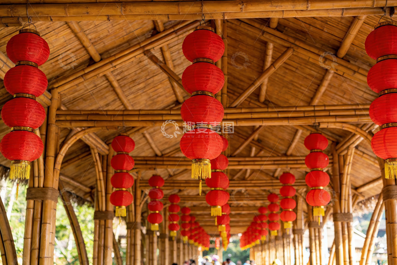 高清大图下载【趣麦麦图】竹廊红灯笼节日装饰