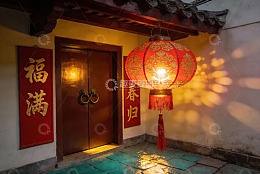 古建筑门前红灯笼与春联