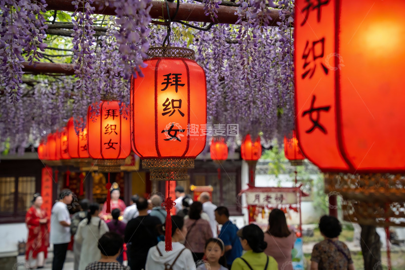 高清大图下载【趣麦麦图】紫藤花下红灯笼人群熙攘