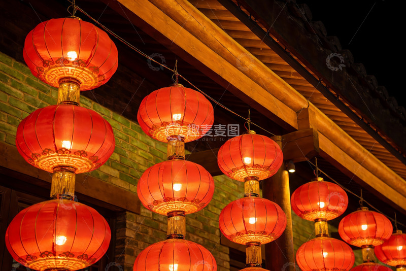 高清大图下载【趣麦麦图】夜幕下古建筑前悬挂的红灯笼