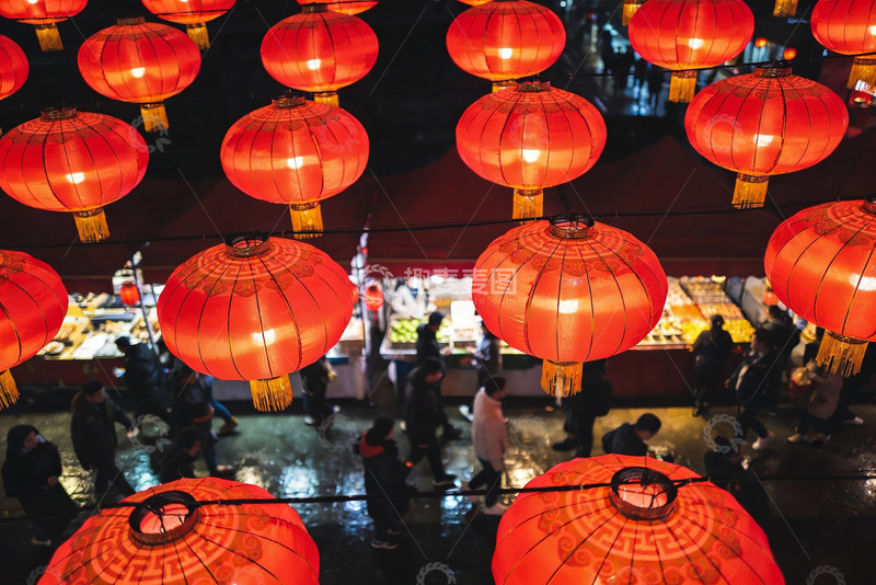 高清大图下载【趣麦麦图】夜市红灯笼高挂人群熙攘