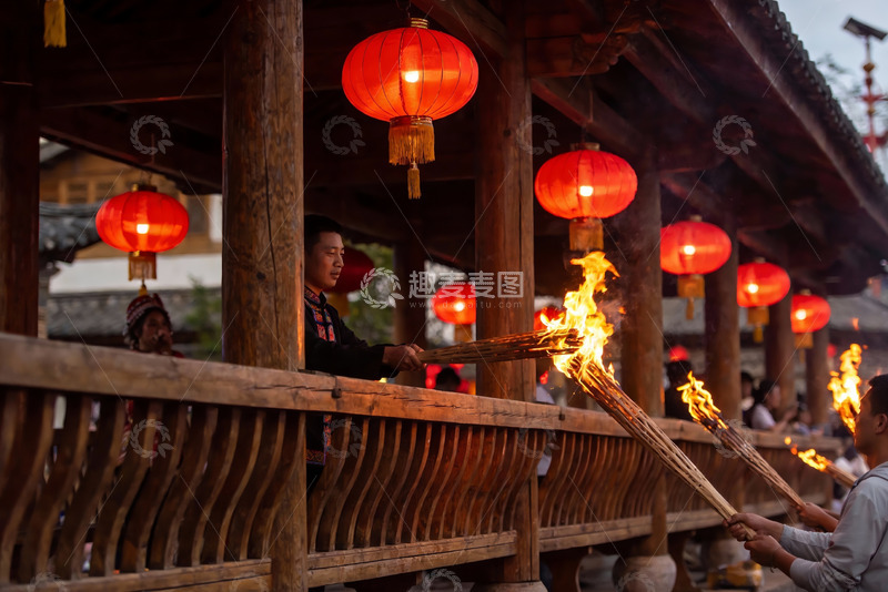 高清大图下载【趣麦麦图】古建筑廊下红灯笼与火把仪式