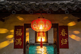 古建筑门前红灯笼高挂